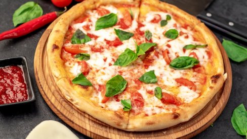 PLJAČKA KAKVA SE NE DEŠAVA SVAKI DAN: Pijani lopov uz pretnju nožem ukrao picu iz restorana PLJAČKA KAKVA SE NE DEŠAVA SVAKI DAN: Pijani lopov uz pretnju nožem ukrao picu iz restorana