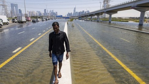 OLUJA NASTAVLJA DA PRAVI PROBLEME U DUBAIJU: Otkazani letovi, zatvorene škole - pala rekordna količina padavina