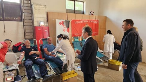 NA USLUZI GRAĐANIMA I U HUMANOSTI: Ugljevički vatrogasci organizovali akciju dobrovoljnog davalaštva krvi NA USLUZI GRAĐANIMA I U HUMANOSTI: Ugljevički vatrogasci organizovali akciju dobrovoljnog davalaštva krvi