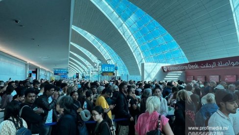 ПОТПУНИ ХАОС: Туристи на аеродромима у Дубаију очајни, немају храну, буне се (ФОТО/ВИДЕО)