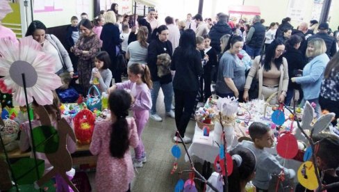 DEČJA DOBROTA BEZ GRANICA: Na humanitarnom bazaru u Potočcu prikupljeno 105.000 za Lenku (FOTO) DEČJA DOBROTA BEZ GRANICA: Na humanitarnom bazaru u Potočcu prikupljeno 105.000 za Lenku (FOTO)