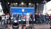 SKUP SRPSKA TE ZOVE“: Zvaničnici poručili – „Srbija je uz Srpsku kad je najteže“, učesnici skupa drže fotografije žrtava iz Podrinja