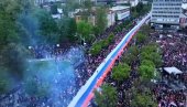 ВЕЛИЧАНСТВЕН ПРИЗОР НА МИТИНГУ СРПСКА ТЕ ЗОВЕ: Развијена тробојка дуга 500 метара (ВИДЕО)