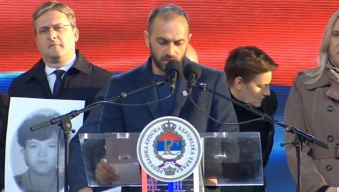 MUSLIMANI MU UBILI CELU PORODICU: Srbin iz Srebrenice zaplakao na mitingu dok je pričao šta je preživio (VIDEO) MUSLIMANI MU UBILI CELU PORODICU: Srbin iz Srebrenice zaplakao na mitingu dok je pričao šta je preživio (VIDEO)