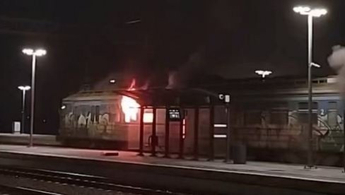 POŽAR U BATAJNICI: Zapalio se voz, vatrogasci na terenu (VIDEO) POŽAR U BATAJNICI: Zapalio se voz, vatrogasci na terenu (VIDEO)