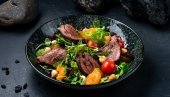 SALATA SA JUNETINOM, PARADAJZOM I RUKOLOM: Savršen spoj mesa i povrća SALATA SA JUNETINOM, PARADAJZOM I RUKOLOM: Savršen spoj mesa i povrća