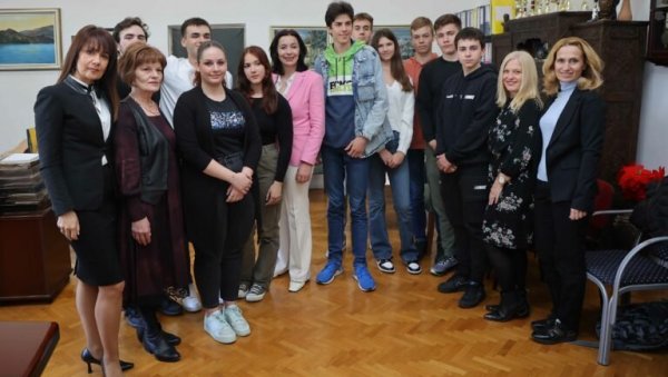 УЖИЧКИ ГИМНАЗИЈАЛЦИ РЕЂАЈУ УСПЕХЕ: Заљубљени у науку УЖИЧКИ ГИМНАЗИЈАЛЦИ РЕЂАЈУ УСПЕХЕ: Заљубљени у науку