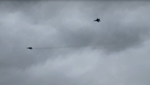 MIGOVI I ORLOVI DEMONSTRIRAJU SILU NA PEŠTERU: Pogledajte kako izgleda moćna avijacija Vojske Srbije (VIDEO) MIGOVI I ORLOVI DEMONSTRIRAJU SILU NA PEŠTERU: Pogledajte kako izgleda moćna avijacija Vojske Srbije (VIDEO)
