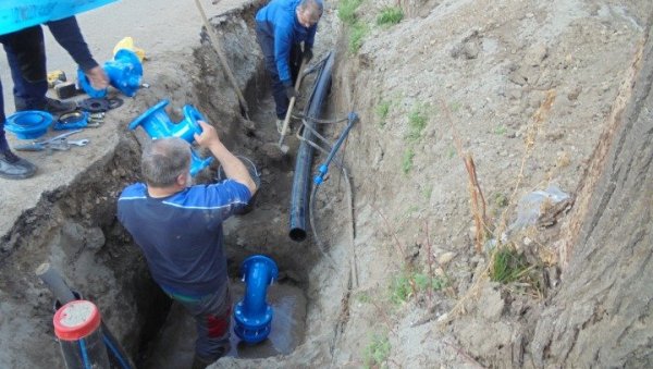 ПОЧЕЛО ПРИКЉУЧИВАЊЕ НА ВОДОВОДНУ МРЕЖУ: Радови у Инђији ПОЧЕЛО ПРИКЉУЧИВАЊЕ НА ВОДОВОДНУ МРЕЖУ: Радови у Инђији