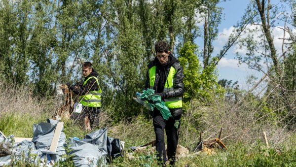 САКУПИЛИ ТРИ ТОНЕ СМЕЋА: Акција „Чисто из љубави“ Удружења „Чепом до осмеха“, волонтера и грађана у Петроварадинској индустријској зони САКУПИЛИ ТРИ ТОНЕ СМЕЋА: Акција „Чисто из љубави“ Удружења „Чепом до осмеха“, волонтера и грађана у Петроварадинској индустријској зони