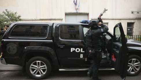 UHAPŠEN NAPADAČ: Muškarac koji je pretio eksplozivom u iranskom konzulatu u Parizu lišen slobode (FOTO) UHAPŠEN NAPADAČ: Muškarac koji je pretio eksplozivom u iranskom konzulatu u Parizu lišen slobode (FOTO)