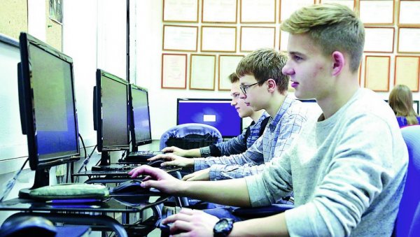 У УЧИОНИЦАМА ПО ДЕСЕТ ЂАКА: Промењен тренд, ИТ одељења у гимназијама преполовљена У УЧИОНИЦАМА ПО ДЕСЕТ ЂАКА: Промењен тренд, ИТ одељења у гимназијама преполовљена