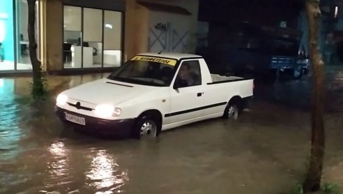 ULICE POPLAVLJENE, MEŠTANI SATIMA BEZ STRUJE: Strašno nevreme se sručilo na ovaj deo Evrope, ponegde je čak i sneg zabeleo (VIDEO) ULICE POPLAVLJENE, MEŠTANI SATIMA BEZ STRUJE: Strašno nevreme se sručilo na ovaj deo Evrope, ponegde je čak i sneg zabeleo (VIDEO)
