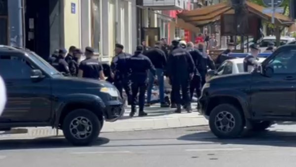ВЕЛИКА АКЦИЈА ПОЛИЦИЈЕ: Ухапшени хулигани у Београду због туче пред вечити дерби (ВИДЕО) ВЕЛИКА АКЦИЈА ПОЛИЦИЈЕ: Ухапшени хулигани у Београду због туче пред вечити дерби (ВИДЕО)