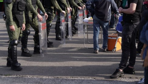 POLJSKI HULIGANI DIVLJALI U CENTRU BEOGRADA! Policija hapsi pred Zvezdin meč u kvalifikacijama za Ligu šampiona! POLJSKI HULIGANI DIVLJALI U CENTRU BEOGRADA! Policija hapsi pred Zvezdin meč u kvalifikacijama za Ligu šampiona!