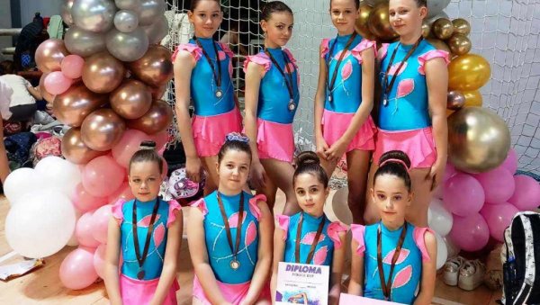 НА НИШКОМ „ФОКИЦА КУПУ“: Гимнастичаркама из Параћина опет медаље (ФОТО) НА НИШКОМ „ФОКИЦА КУПУ“: Гимнастичаркама из Параћина опет медаље (ФОТО)