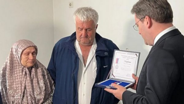 ВЕЧНО ЋЕМО ЧУВАТИ УСПОМЕНУ НА НАШЕ ХЕРОЈЕ: Селаковић уручио Борачку споменицу родитељима палог борца на Кошарама Насеру Вучељу (ФОТО) ВЕЧНО ЋЕМО ЧУВАТИ УСПОМЕНУ НА НАШЕ ХЕРОЈЕ: Селаковић уручио Борачку споменицу родитељима палог борца на Кошарама Насеру Вучељу (ФОТО)