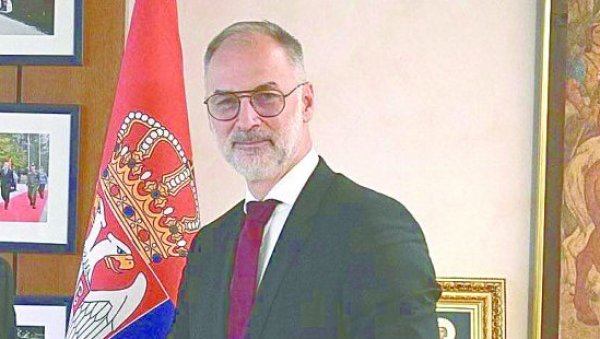 АЛБАНЦИ НАМ УБУДУЋЕ НЕЋЕ КРОЈИТИ КАПУ Интервју Иван Стоилковић: Македонски народ огорчен због гласања званичног Скопља против ваше земље АЛБАНЦИ НАМ УБУДУЋЕ НЕЋЕ КРОЈИТИ КАПУ Интервју Иван Стоилковић: Македонски народ огорчен због гласања званичног Скопља против ваше земље