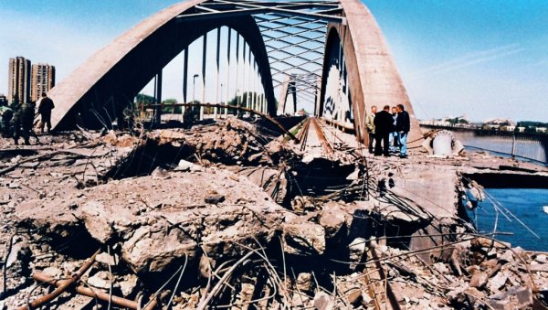 ЖЕЖЕЉЕВ МОСТ ЗАУВЕК ОСТАО У СРЦУ НОВОСАЂАНА: На данашњи дан, 1999. године, НАТО први пут атаковао на грандиозну Дунавску ћуприју ЖЕЖЕЉЕВ МОСТ ЗАУВЕК ОСТАО У СРЦУ НОВОСАЂАНА: На данашњи дан, 1999. године, НАТО први пут атаковао на грандиозну Дунавску ћуприју