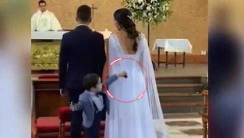 LJUDI PLAČU OD SMEHA: Kako je slatki mališan upotrebio mladinu venčanicu - HIT! (VIDEO) LJUDI PLAČU OD SMEHA: Kako je slatki mališan upotrebio mladinu venčanicu - HIT! (VIDEO)