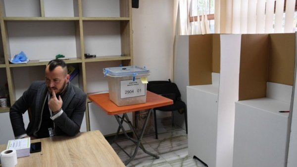 ПОЛИЦИЈА, КАМЕРЕ,А БИРАЧА НИГДЕ: Празна биралишта обележила јучерашњи референдум о опозиву градоначелника на северу КиМ ПОЛИЦИЈА, КАМЕРЕ,А БИРАЧА НИГДЕ: Празна биралишта обележила јучерашњи референдум о опозиву градоначелника на северу КиМ