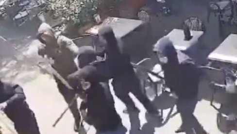 JEZIVO: Dosad neviđen snimak velike tuče navijača u Beogradu pred derbi (VIDEO) JEZIVO: Dosad neviđen snimak velike tuče navijača u Beogradu pred derbi (VIDEO)