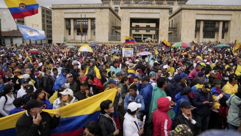SUKOB IZMEĐU PREDSEDNIKA I KONGRESA: Hiljade Kolumbijaca na protestima protiv reformskih planova predsednika Petra (FOTO) SUKOB IZMEĐU PREDSEDNIKA I KONGRESA: Hiljade Kolumbijaca na protestima protiv reformskih planova predsednika Petra (FOTO)