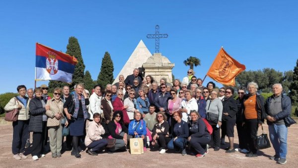 ПОКЛОНИЛИ СЕ СЕНИМА ЈУНАЧКИХ ПРЕДАКА: Потомци из Пожаревца посетили српско војно гробље поред Тулона (ФОТО) ПОКЛОНИЛИ СЕ СЕНИМА ЈУНАЧКИХ ПРЕДАКА: Потомци из Пожаревца посетили српско војно гробље поред Тулона (ФОТО)