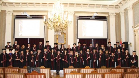 SVEČANOST U REKTORATU: Promovisani doktori folozofije i filologije SVEČANOST U REKTORATU: Promovisani doktori folozofije i filologije