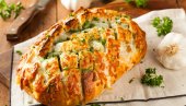 ДОМАЋИ ХЛЕБ ПУЊЕН БЕЛИМ ЛУКОМ И СИРОМ: Савршен спој мириса и укуса ДОМАЋИ ХЛЕБ ПУЊЕН БЕЛИМ ЛУКОМ И СИРОМ: Савршен спој мириса и укуса