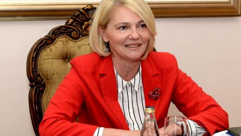 GRADONAČELNICI BI DA VIDE LEĐA: Opozicija u Podgorici nada se da će profitirati na raskolu PES, tražiće smenu Olivere Injac GRADONAČELNICI BI DA VIDE LEĐA: Opozicija u Podgorici nada se da će profitirati na raskolu PES, tražiće smenu Olivere Injac