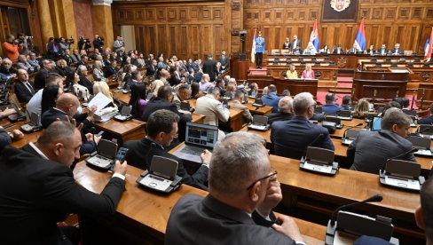 FIZIČKI NAPADI, BRUTALNE PRETNJE, MONSTRUOZNE UVREDE... BLOKADE SE RADIKALIZIJU U toku je sednica Skupštine Srbije (FOTO) FIZIČKI NAPADI, BRUTALNE PRETNJE, MONSTRUOZNE UVREDE... BLOKADE SE RADIKALIZIJU U toku je sednica Skupštine Srbije (FOTO)