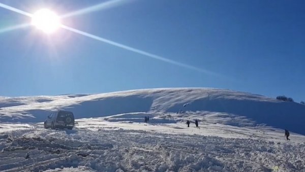 ЈЕДВА СМО СЕ ИЗВУКЛИ ИЗ СНЕЖНИХ НАНОСА: Као усред зиме на Бјеласици, април је све изненадио