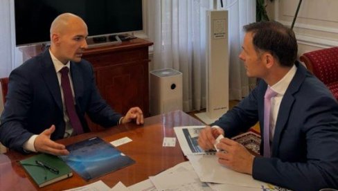 СРБИЈА СЕ СПРЕМА ЗА ЛЕТЕЋИ ТАКСИ: Министар Мали разговарао са регионалним директором Ербаса (ФОТО) СРБИЈА СЕ СПРЕМА ЗА ЛЕТЕЋИ ТАКСИ: Министар Мали разговарао са регионалним директором Ербаса (ФОТО)