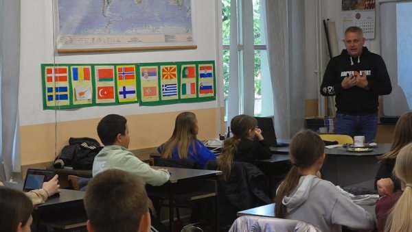 ДЕЦА У БОРБИ СА ДИГИТАЛНИМ НАСИЉЕМ И ДРУГИМ ОПАСНОСТИМА: У ОШ Матко Вуковић у Суботици обучени први веб детективи ДЕЦА У БОРБИ СА ДИГИТАЛНИМ НАСИЉЕМ И ДРУГИМ ОПАСНОСТИМА: У ОШ Матко Вуковић у Суботици обучени први веб детективи