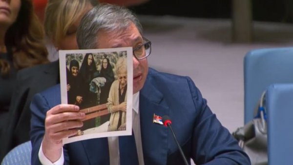 ДОК СУ МАРИЦУ СИЛОВАЛИ МАЈКУ ТЕРАЛИ ДА ГЛЕДА: Овако је митрополит Амфилохије за живота говорио о Марици чију је слику Вучић показао на СБ УН ДОК СУ МАРИЦУ СИЛОВАЛИ МАЈКУ ТЕРАЛИ ДА ГЛЕДА: Овако је митрополит Амфилохије за живота говорио о Марици чију је слику Вучић показао на СБ УН