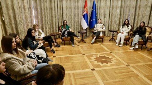 SVE VIŠE ŽENA ZASTUPLJENO U IKT PREDUZETNIŠTVU: Ministar Jovanović ugostio devojčice iz OŠ „Sveti Sava“ u Vladi RS SVE VIŠE ŽENA ZASTUPLJENO U IKT PREDUZETNIŠTVU: Ministar Jovanović ugostio devojčice iz OŠ „Sveti Sava“ u Vladi RS