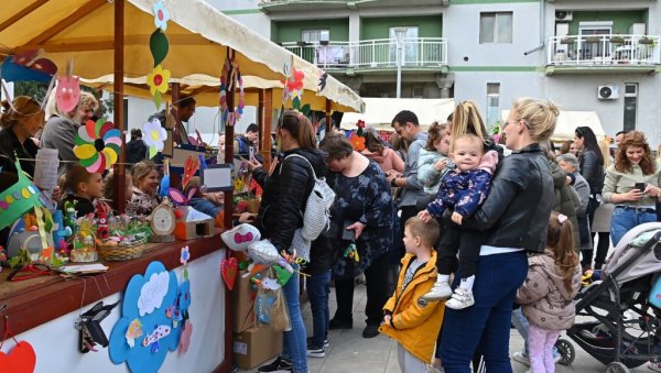 НАЈМЛАЂИ СУРЧИНЦИ ОБРАДОВАЛИ СУГРАЂАНЕ: Организован базар-пазар