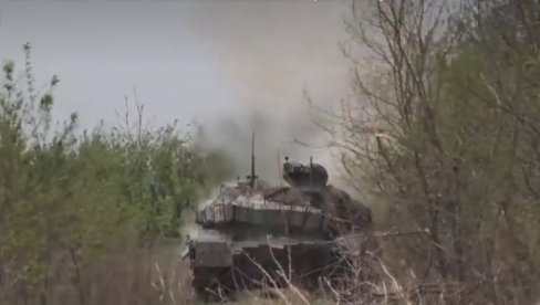 RUSKI TENK NA DELU: Posada T-90M izvodi borbeni zadatak u pravcu Avdejevke (VIDEO)
