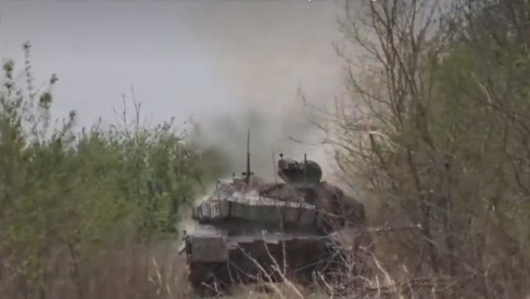 RUSKI TENK NA DELU: Posada T-90M izvodi borbeni zadatak u pravcu Avdejevke (VIDEO) RUSKI TENK NA DELU: Posada T-90M izvodi borbeni zadatak u pravcu Avdejevke (VIDEO)