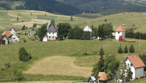 LJEPOJEVIĆI KOD NOVE VAROŠI SU NA 1.240 METARA NADMORSKE VISINE: Već 31 godinu imaju krajnje neobične goste LJEPOJEVIĆI KOD NOVE VAROŠI SU NA 1.240 METARA NADMORSKE VISINE: Već 31 godinu imaju krajnje neobične goste