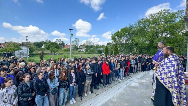 МОЛЕБАН ЗА ЂАКЕ: Ученици и запослени Гинмазије Патријарх Павле одали почаст трагично страдалима у ОШ Владислав Рибникар МОЛЕБАН ЗА ЂАКЕ: Ученици и запослени Гинмазије Патријарх Павле одали почаст трагично страдалима у ОШ Владислав Рибникар