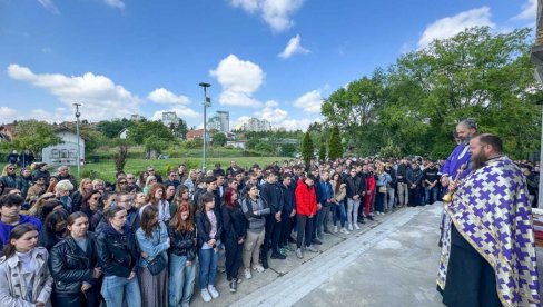 MOLEBAN ZA ĐAKE: Učenici i zaposleni Ginmazije Patrijarh Pavle odali počast tragično stradalima u OŠ Vladislav Ribnikar MOLEBAN ZA ĐAKE: Učenici i zaposleni Ginmazije Patrijarh Pavle odali počast tragično stradalima u OŠ Vladislav Ribnikar