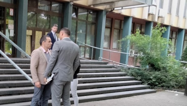ПОЛИТИЧАР И БИЗНИСМЕН ОСУМЊИЧЕН ЗА СИЛОВАЊЕ: Одложен почетак суђења Срђану Егићу, оштећена није дошла због повреде ПОЛИТИЧАР И БИЗНИСМЕН ОСУМЊИЧЕН ЗА СИЛОВАЊЕ: Одложен почетак суђења Срђану Егићу, оштећена није дошла због повреде