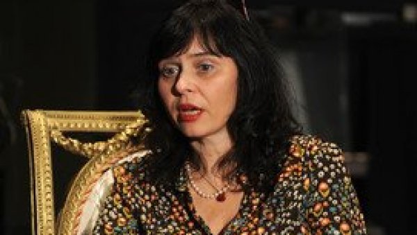 ЈЕЛЕНА АНЖУЈСКА ДОНОСИЛА ДОБРУ РЕЧ И МИСАО: Редитељ Тања Мандић Ригонат о премијерама у Тивту и Будви, вези са публиком и глумцима ЈЕЛЕНА АНЖУЈСКА ДОНОСИЛА ДОБРУ РЕЧ И МИСАО: Редитељ Тања Мандић Ригонат о премијерама у Тивту и Будви, вези са публиком и глумцима