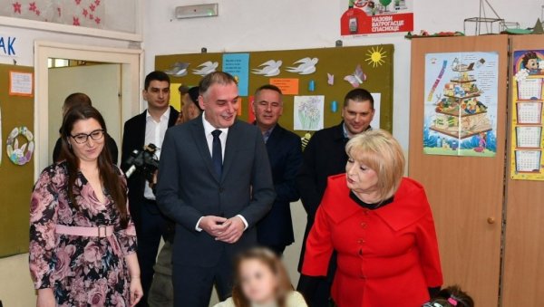 НЕМА РУШЕЊА, НИ ИСЕЉЕЊА: Надлежни обишли ОШ Стефан Немања и још једном демантовали гласине НЕМА РУШЕЊА, НИ ИСЕЉЕЊА: Надлежни обишли ОШ Стефан Немања и још једном демантовали гласине