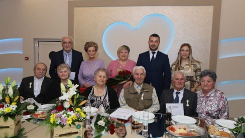 DVOJE, AKO SE NAĐU, MOGU SVE! Osam parova u Vrbasu ovog proleća zajednički proslavilo zlatnu i dijamantsku svadbu DVOJE, AKO SE NAĐU, MOGU SVE! Osam parova u Vrbasu ovog proleća zajednički proslavilo zlatnu i dijamantsku svadbu