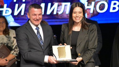 Ministarki Vujović priznanje opštine Gornji Milanovac „Zlatna medalja - Takovski ustanak“ Ministarki Vujović priznanje opštine Gornji Milanovac „Zlatna medalja - Takovski ustanak“
