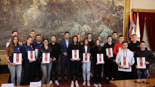 ДОДЕЉЕНЕ СТИПЕНДИЈЕ ЗА 26 НАЈПЕРСПЕКТИВНИЈИХ СПОРТИСТА: Град Сомбор наставља улагања у спорт ДОДЕЉЕНЕ СТИПЕНДИЈЕ ЗА 26 НАЈПЕРСПЕКТИВНИЈИХ СПОРТИСТА: Град Сомбор наставља улагања у спорт