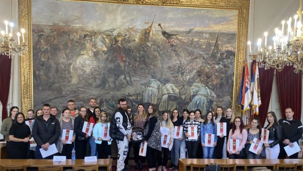 ЗА 37 МАЈКИ ПО 40.000 ДИНАРА: Сомбор даје помоћ за прворођен дете ЗА 37 МАЈКИ ПО 40.000 ДИНАРА: Сомбор даје помоћ за прворођен дете